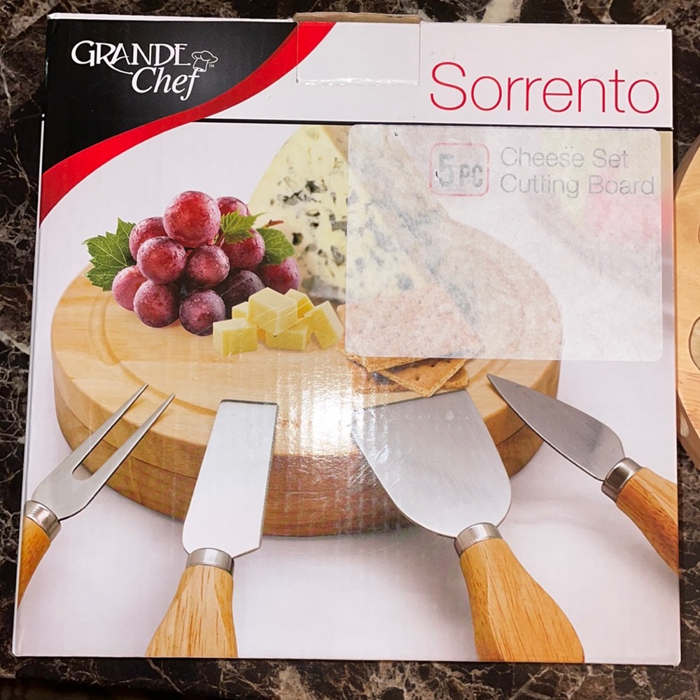 Sorrento 5 piece cheese set & cutting board new